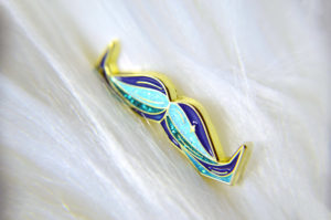 Pin's émaillé - Moustache bleu et paillettes soutien Movember made in France